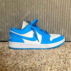 Air Jordan 1 UNC